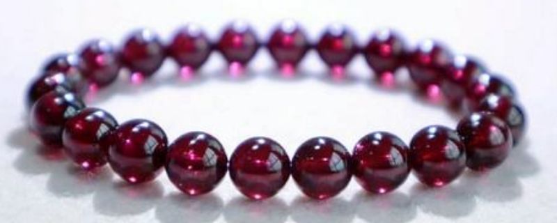 石榴石帶哪一個(gè)手