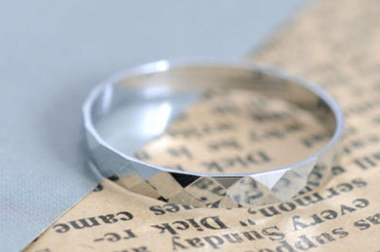 鉑金戒指戴哪個手好