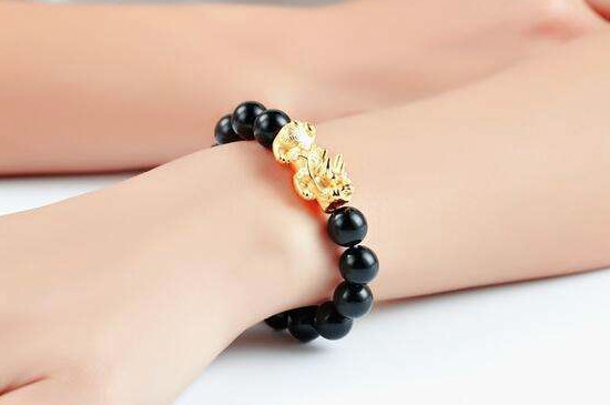 貔貅帶左手方式圖，貔貅戴在左手上怎么算嘴朝外