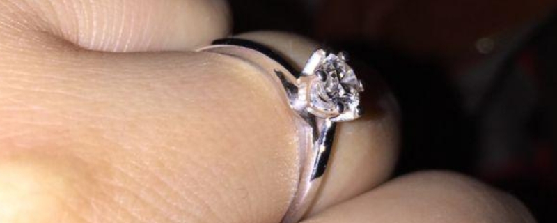 鉆戒掉地上能摔裂紋嗎