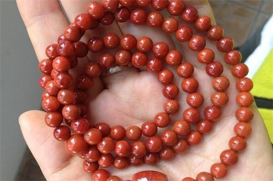 南紅瑪瑙為什么會發(fā)熱，真假南紅的區(qū)別