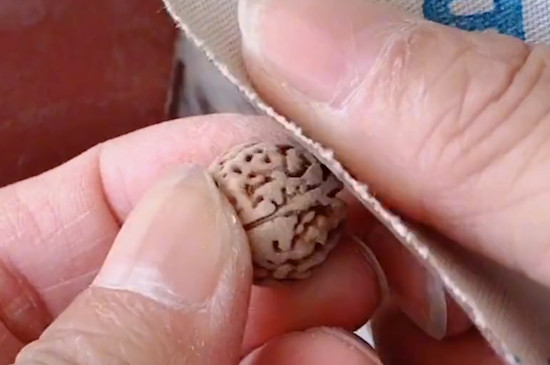 自己做桃核手串的步驟