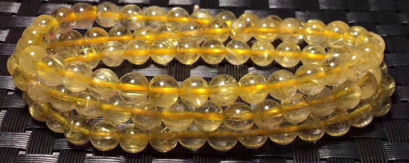 女生佩戴金發(fā)晶的禁忌