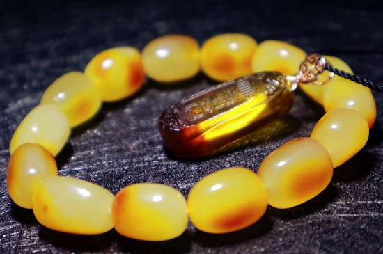 女人佩戴蜜蠟有哪些禁忌