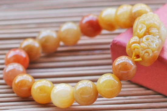 黃玉手鏈應(yīng)該戴哪只手