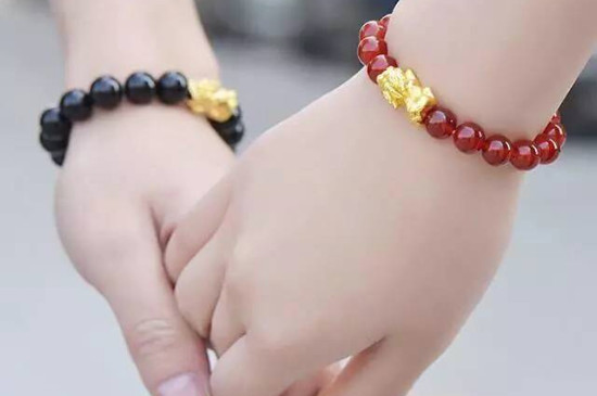 貔貅帶左手方式圖，貔貅戴在左手上怎么算嘴朝外