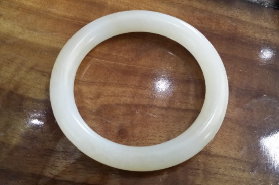 玉手鐲和碧璽能不能一起戴