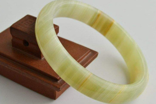 芙蓉石和藍(lán)田玉哪個(gè)好