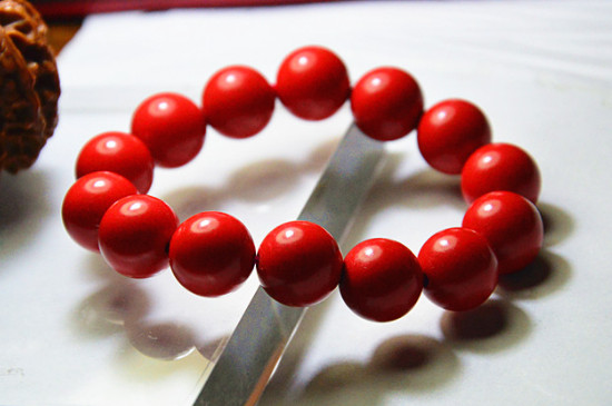 女人戴朱砂好還是紫金砂好