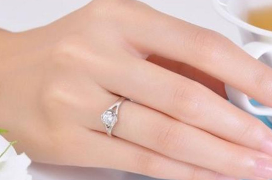 女生手指戒指的戴法意義