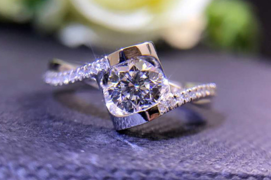 合成碳硅石和鉆石的區(qū)別