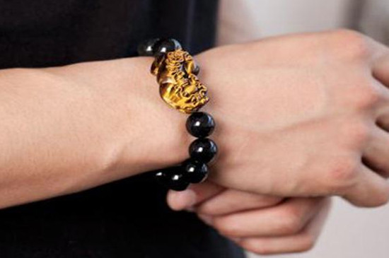 貔貅帶左手方式圖，貔貅戴在左手上怎么算嘴朝外