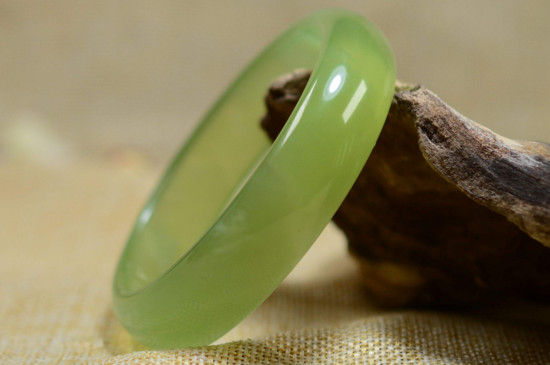 岫玉手鐲越戴越黃怎么辦，岫玉的正常保養(yǎng)方法