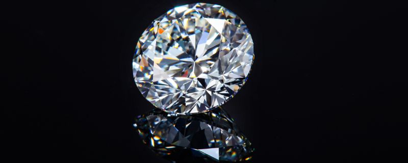 燈光下分辨真假鉆石