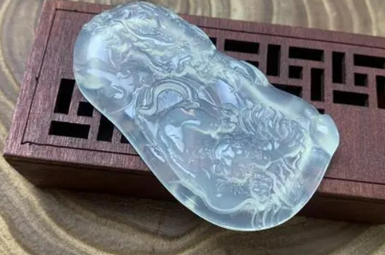 岫巖玉和翡翠有什么區(qū)別