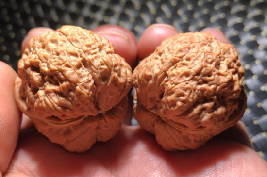 文玩核桃怎么刷能刷得紅透亮呢?