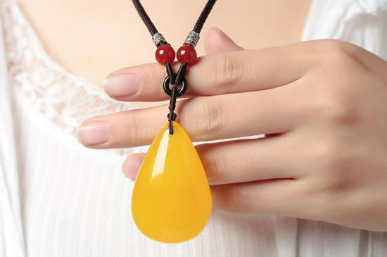 用紫光燈怎么看蜜蠟的真假