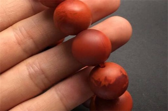 南紅瑪瑙戴哪只手，南紅的正確佩戴方法