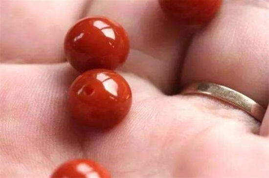 南紅瑪瑙佩戴脖子上會(huì)怕汗嗎，會(huì)且降低南紅質(zhì)量