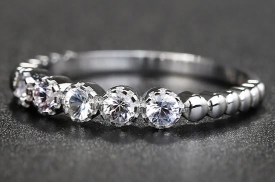 白藍(lán)寶和鉆石的區(qū)別