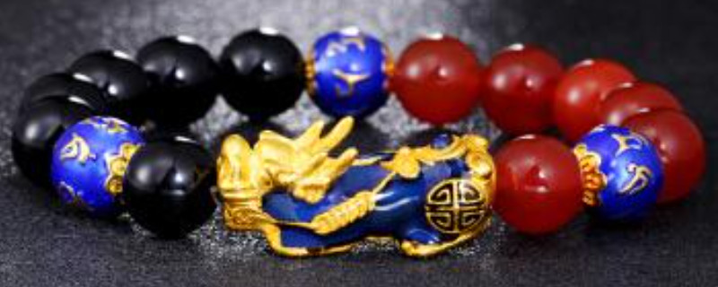 手上貔貅頭朝左朝右的寓意