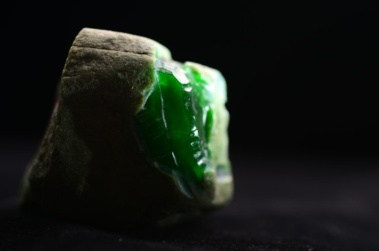 翡翠原石打燈怎么看種水