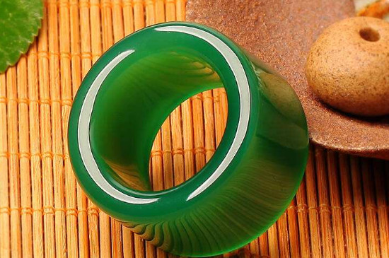 綠玉髓與玉和翡翠的區(qū)別