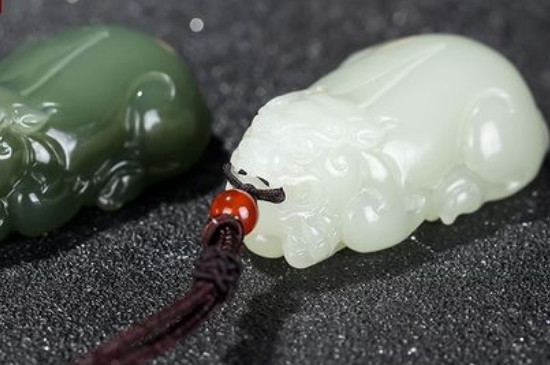 貔貅吊墜頭朝下的含義