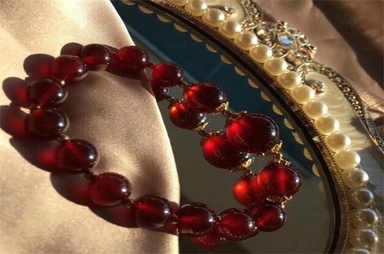 石榴石可以戴右手嗎