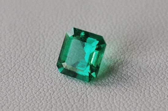 祖母綠是無(wú)油好還是微油好，無(wú)油的祖母綠品質(zhì)