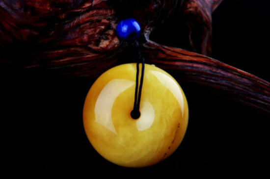 戴蜜蠟平安扣的好處