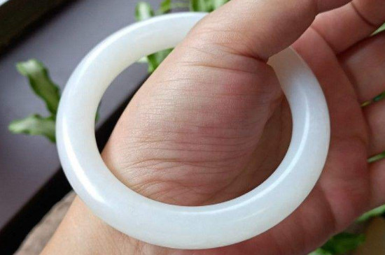 怎樣辨別白玉手鐲的真假