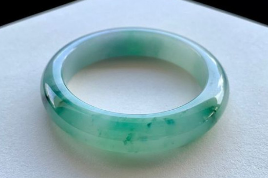 翡翠手鐲越戴越亮的原因