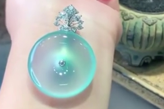 兩個貔貅頭對頭站在平安扣上面有什么寓意