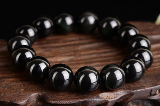 黑曜石不能戴左手嗎，戴左手可排毒養(yǎng)顏
