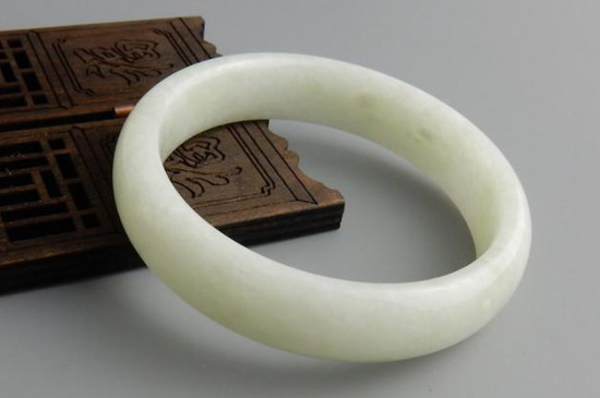 藍(lán)田玉手鐲養(yǎng)人嗎