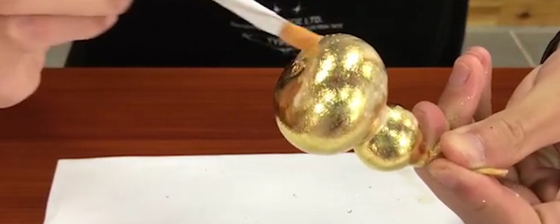 女士佩戴葫蘆的寓意