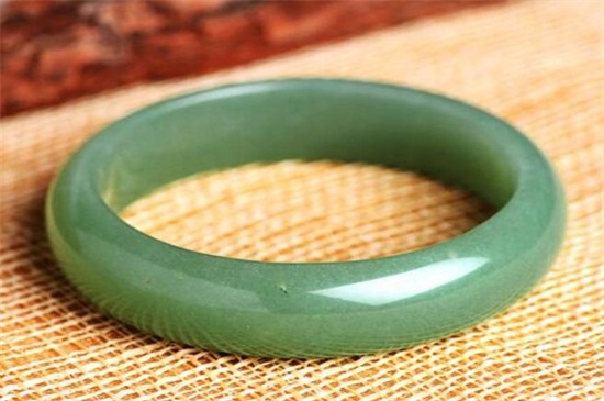 東陵玉手鐲多少錢，東陵玉的價(jià)格分析