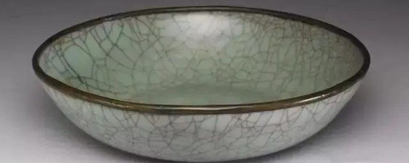 南宋官窯瓷器的胎釉特征