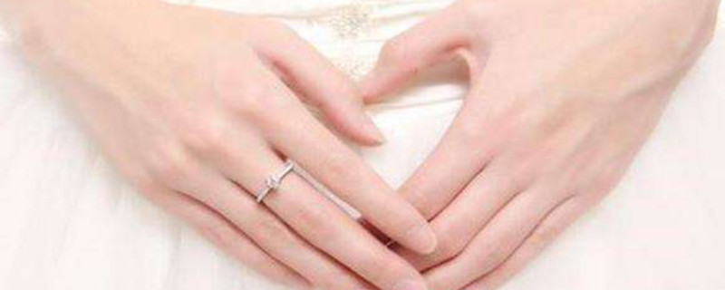 女生右手中指戴戒指說明什么