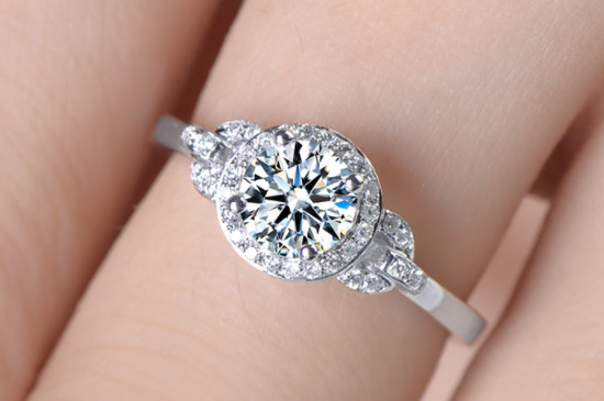 女士鉆戒應(yīng)該戴在哪個手上