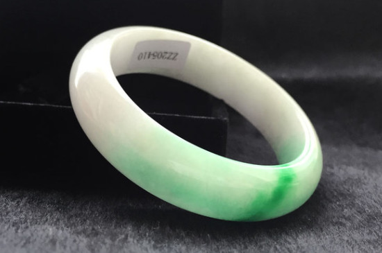 翡翠手鐲泡水一年后