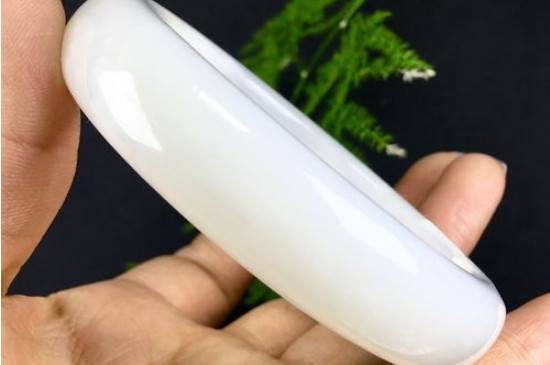 冰羊脂玉和羊脂玉的區(qū)別