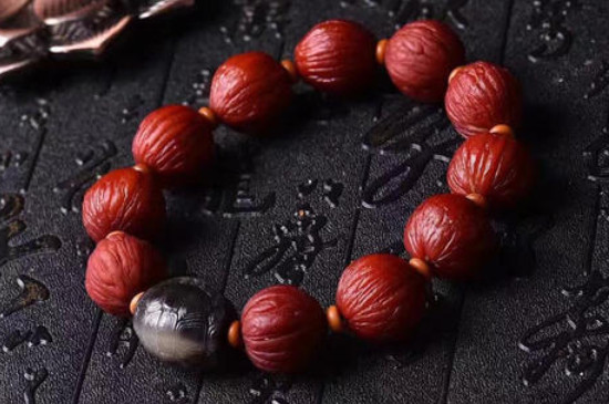 文玩核桃下面肚臍能摳掉嗎