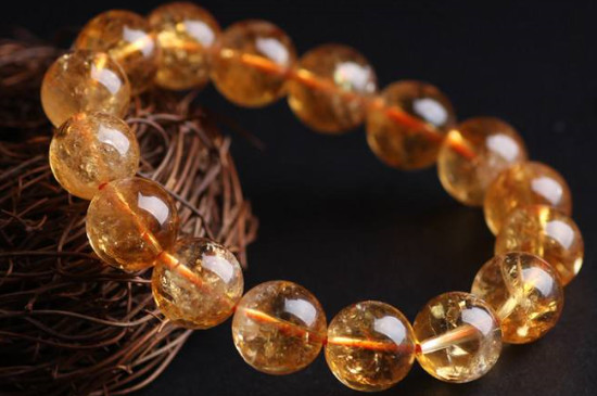 黃水晶應(yīng)該戴在哪只手上