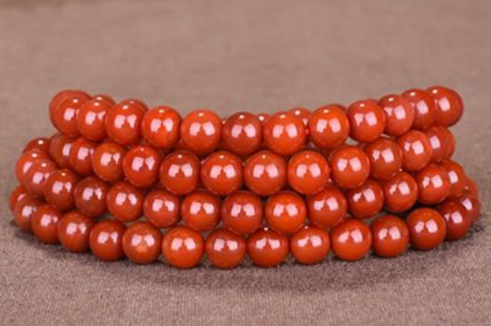 南紅手串應(yīng)該戴哪只手