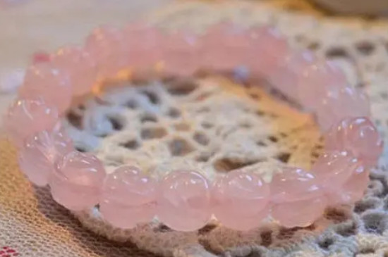 粉水晶手鏈戴哪只手