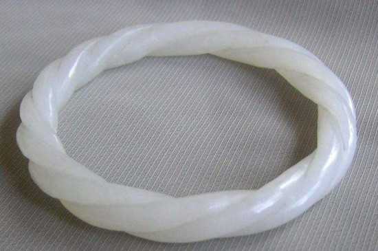 小姑娘戴白玉手鐲好嗎，戴白玉的好處