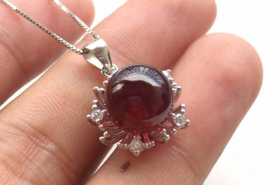 辨別石榴石的小妙招