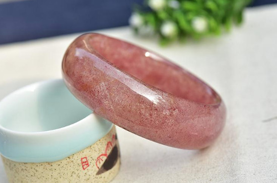 草莓晶手鐲價(jià)格一般多少，幾十塊錢的草莓晶是真的嗎